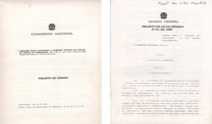 fotos da capa e contra capa dos Projetos de Código de Defesa do Consumidor apresentados na Câmara dos Deputados e no Senado Federal, dentre documentos doados pelo Ex-Procurador-Geral de Justiça José Geraldo Brito Filomeno, um dos responsáveis pela elaboração do Código de Defesa do Consumidor, aprovado em 1990.