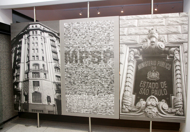 paineis fotográficos do memorial mpsp, sendo dois contendo fotografias do edifício sede do mpsp, uma mais distante e outra no detalhe da placa que indica o nome "ministério público do estado de são paulo", e outro painel de fotos de pessoas, sendo milhares de fotos 3x4 e a sigla MPSP sombreando parte dessas fotos.